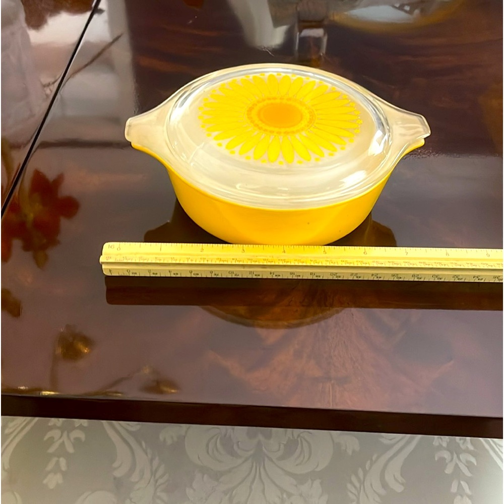 Pyrex small baking dish, collectible pattern, sunflower EUC includes lid.